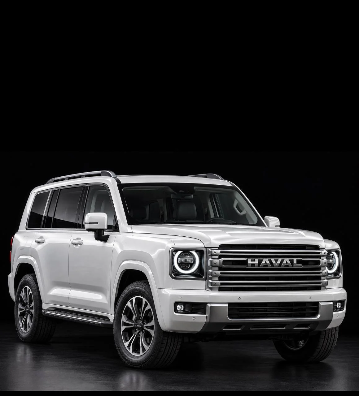 Белый внедорожник HAVAL в тёмном зале